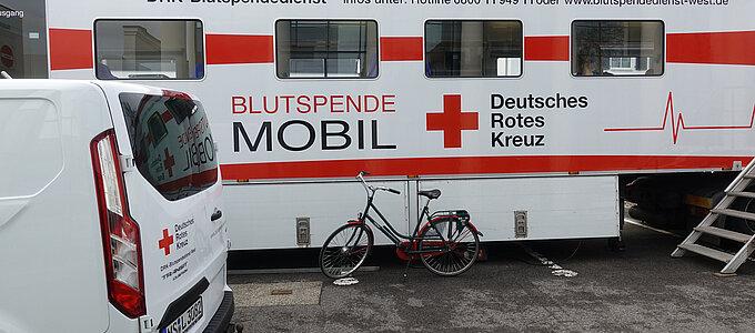 Brillux Fahrrad vor dem DRK-Blutspendedienst